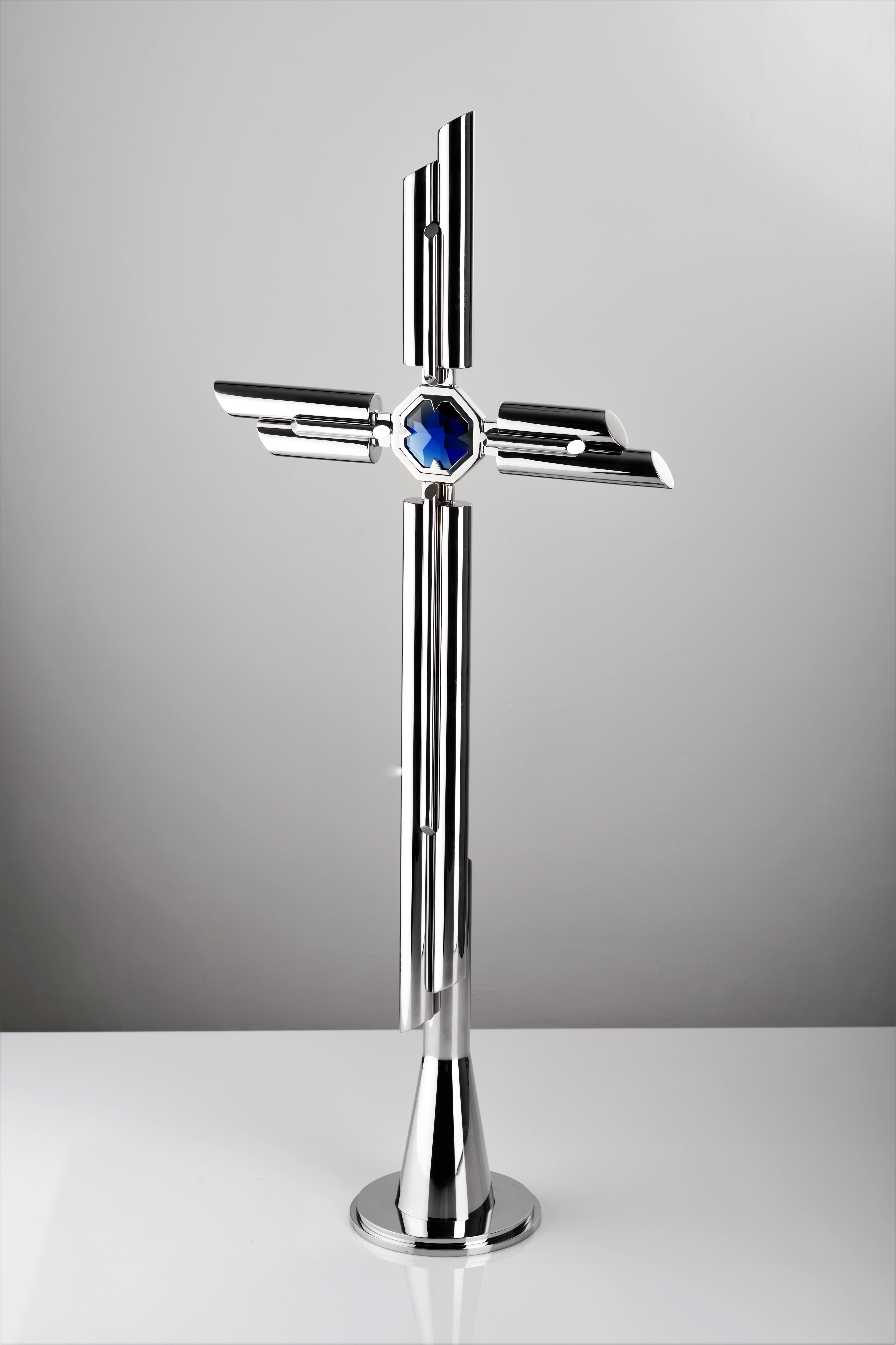 Krzyż stojący ze stali nierdzewnej z niebieskim kryształem