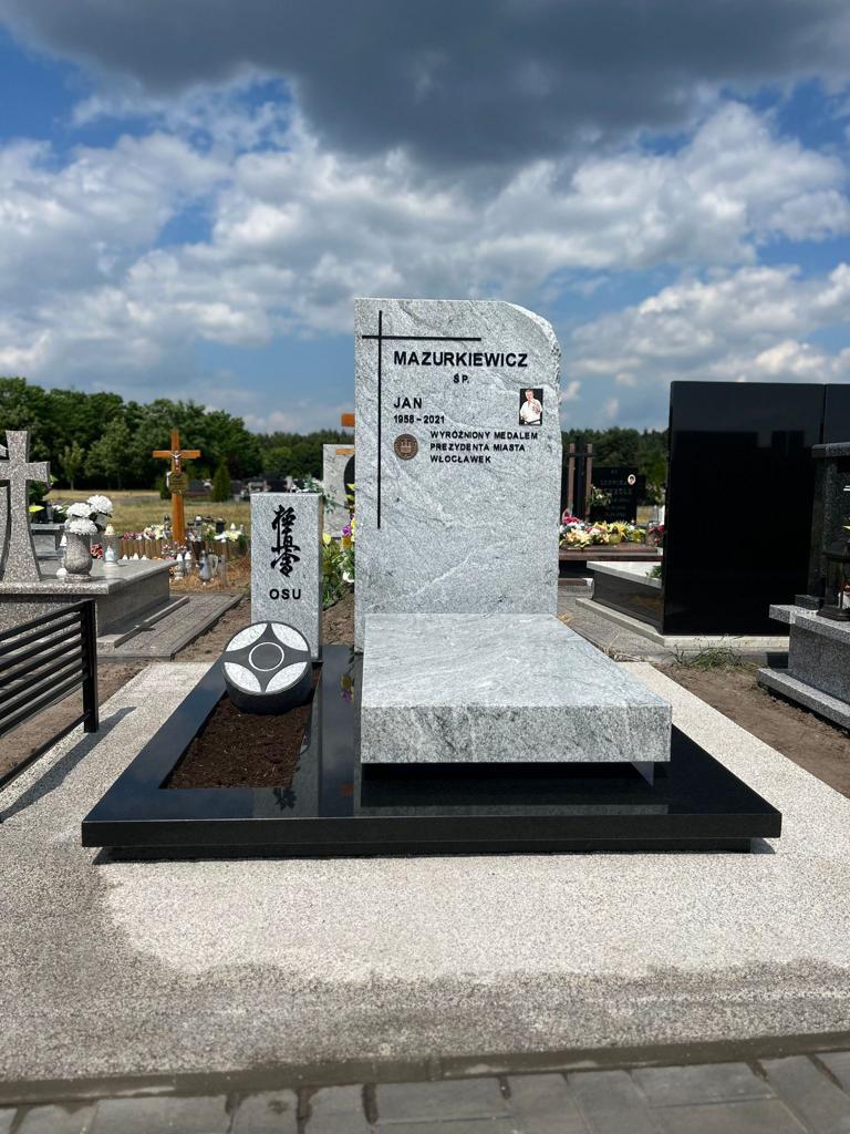 nagrobek Jan mazurkiewicz, wykonany przez firmę KAMEX