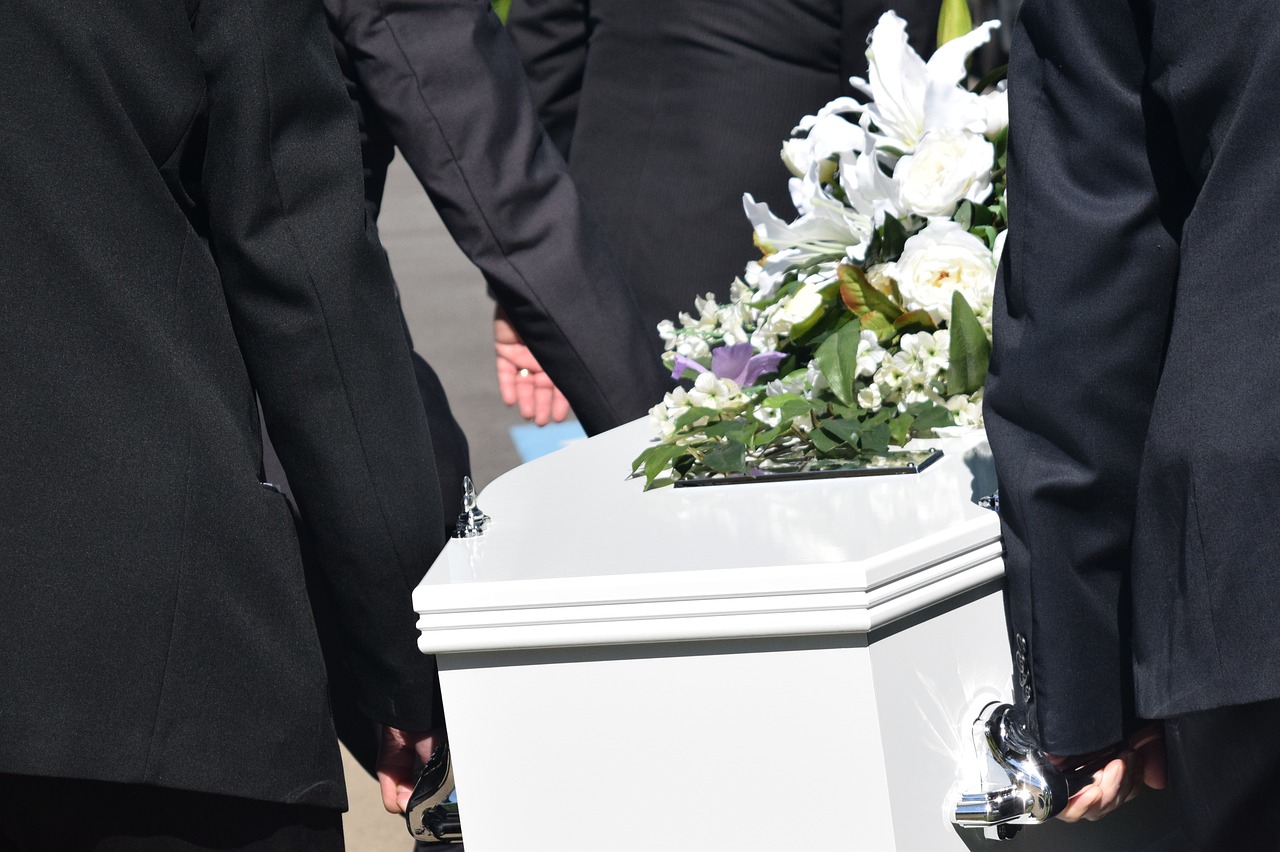 Koszt pogrzebu - na jakie wydatki trzeba się przygotować?